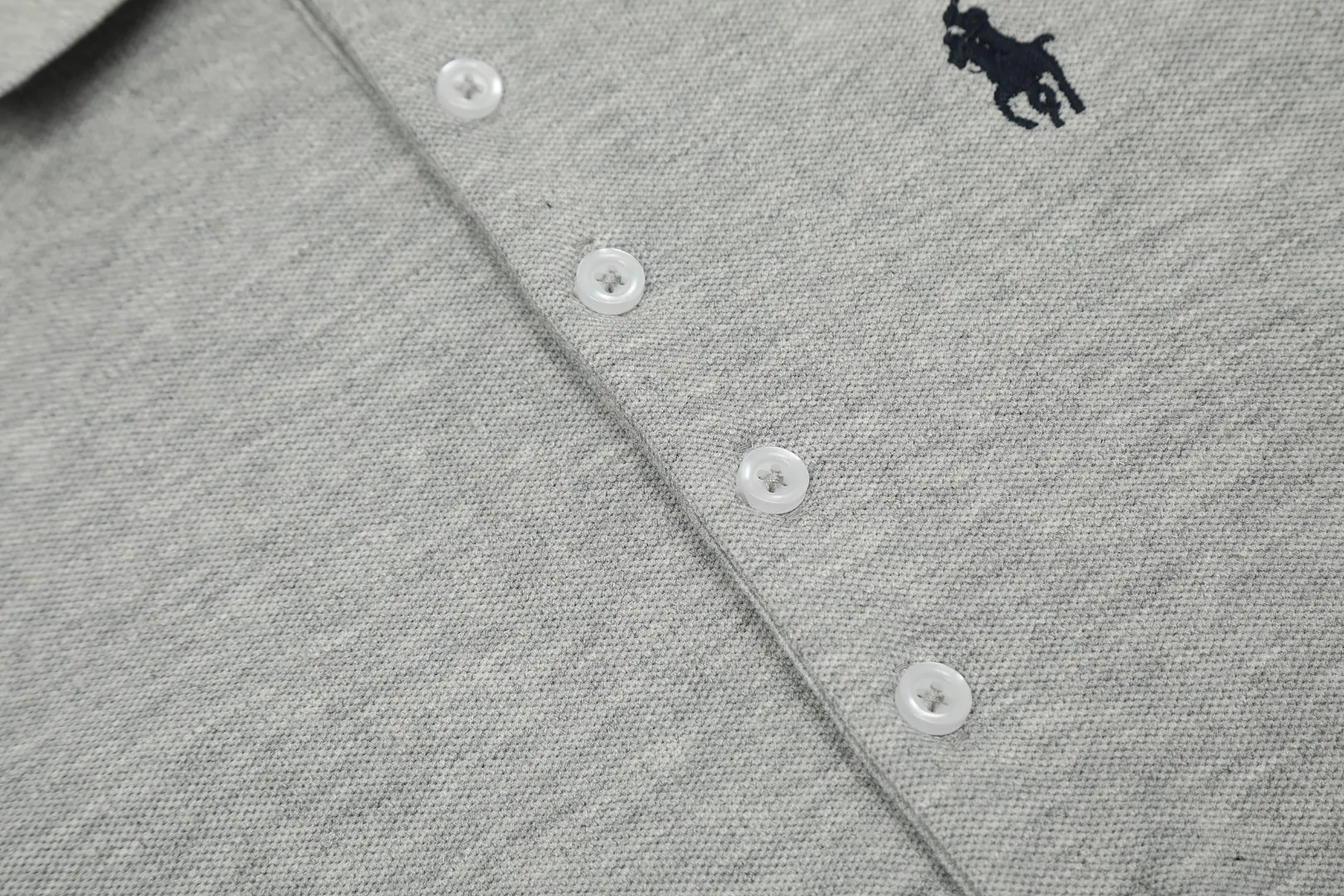 🅿️152 "Top quality" Style number: DS004# (not off the shelves all year round) [Ralph Lauren classic pony embroidered lapels women's slim fit POLO short sleeves] ✅Ralph Lauren Ralph Lauren classic basic women's all-match slim fit POLO short sleeves ✅Main supplier platform live broadcast Wholesale entities Replenish when out of stock Not off the shelves ✅ZP quality 1:1 pattern making Scan the code to enter the GF website Z cabinet quality ✅Details and quality are the only one in Guangzhou. Imported pique fabrics focus on high-end and cost-effective. Needless to say good quality. ✅The version is restored to the original order. The maximum size can be worn up to 130 pounds. Loose, comfortable and stress-free.